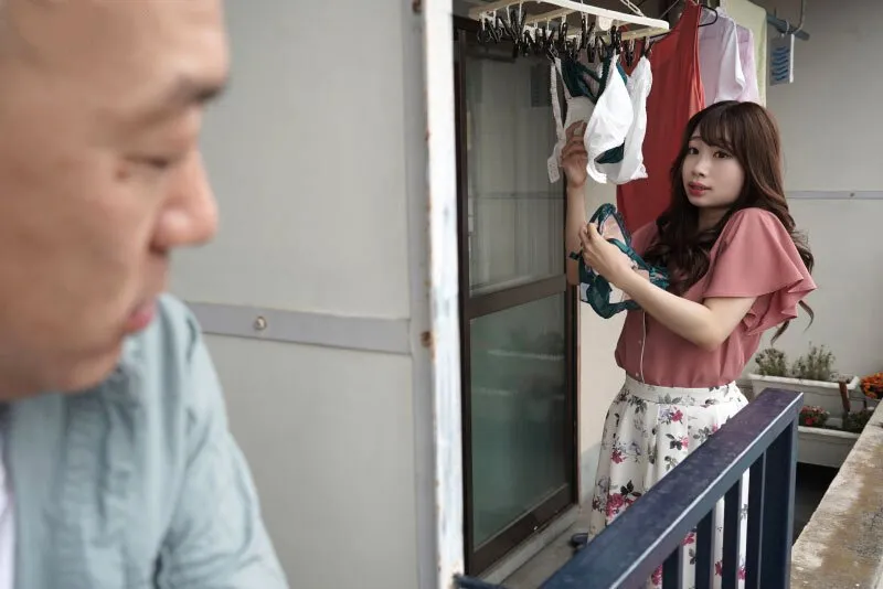 Gã nhà đối diện chuyên soi mói và cặp vợ chồng thường xuyên rên la quá to